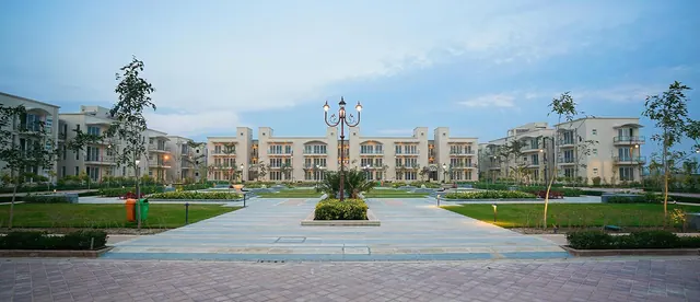 BPTP Amstoria — central avenue and floors, panoramic (real photo)