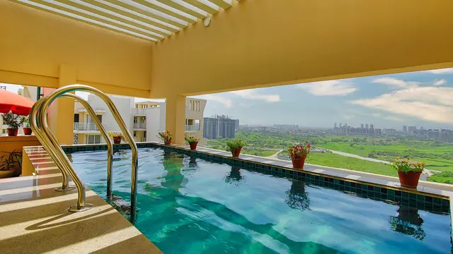 Experion Heartsong — rooftop pool with city view (photo)