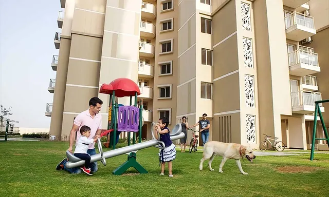 Experion Heartsong — towers and kids play lawn (photo)