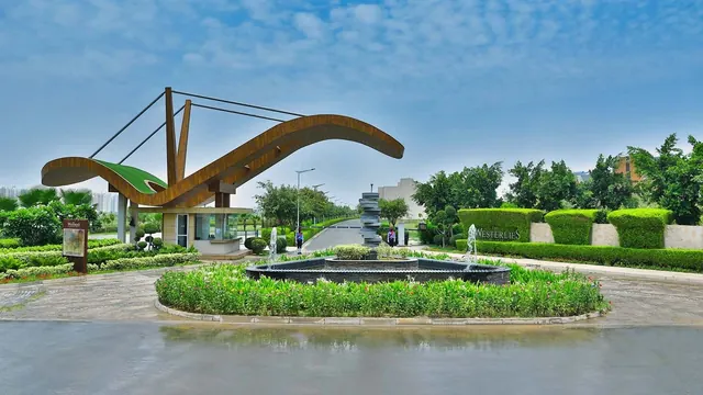 Experion The Westerlies — Arch gate with fountain roundabout, actual photo