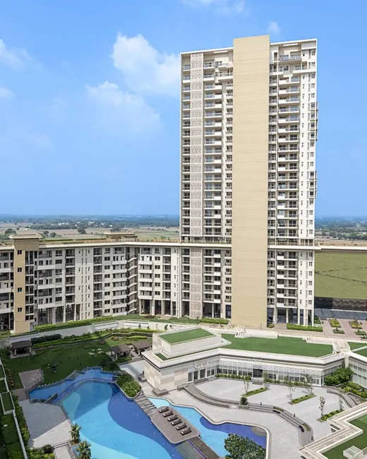 Experion Windchants — towers with central landscape and pool (photo)