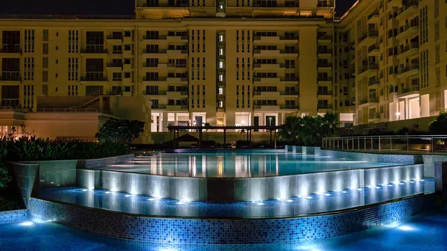 Experion Windchants — infinity pool at night (photo)