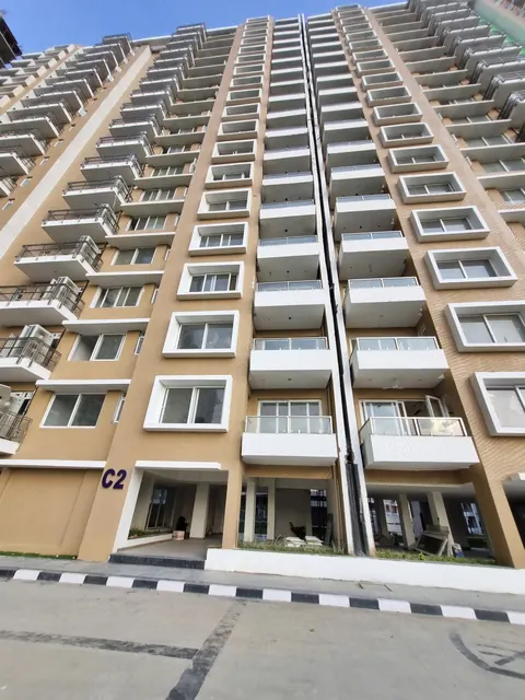 Kashish Manor One — actual photo - tower facade (portrait)