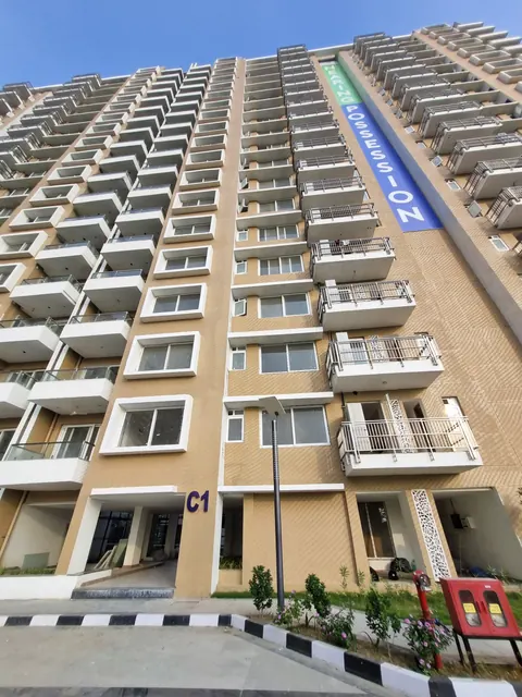 Kashish Manor One — actual photo - tower facade (portrait)
