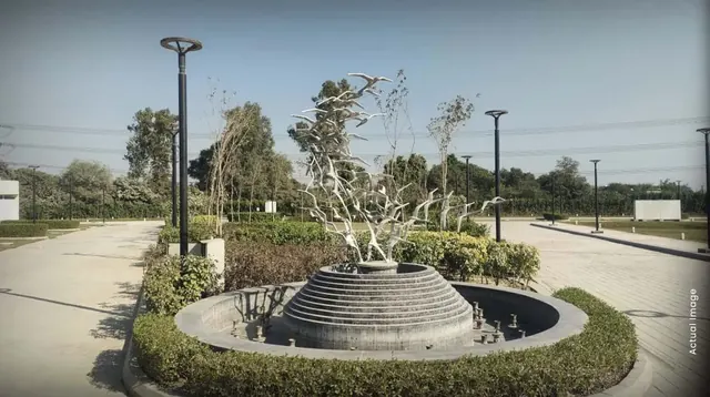M3M 114 Market — actual site photo - sculpture roundabout
