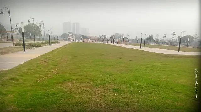 M3M Xpressway 114 — Actual image of the developed central green