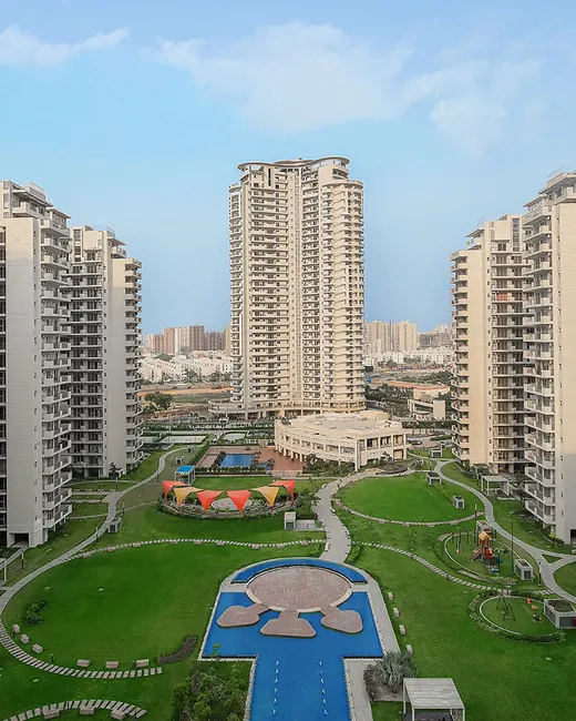 Parkview Grandspa — towers around central landscaped greens (real photo)