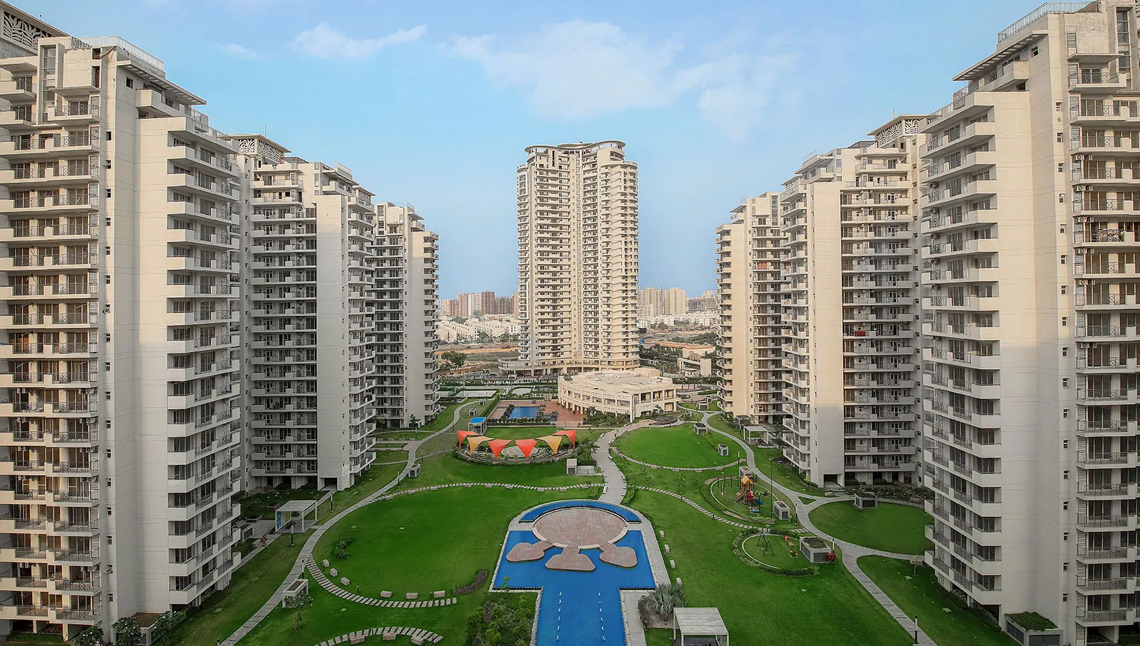 Parkview Grandspa — towers around central landscaped greens (real photo)