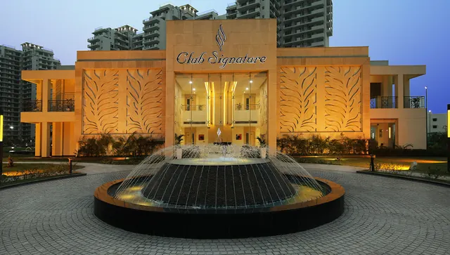 Parkview Grandspa — clubhouse 'Club Signature' with fountain at dusk