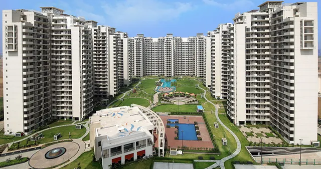 Parkview Grandspa — towers, clubhouse and pool