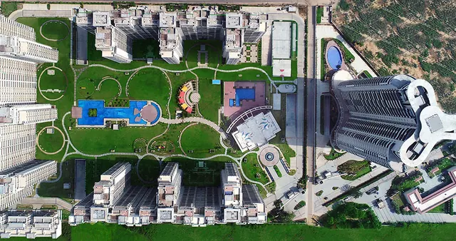 Parkview Grandspa — top-down aerial of central greens